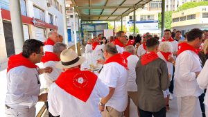 Más de cien asistentes de entre los miembros de la Sociedad Gastronómica araboka han llenado de color blanco y rojo como corresponde para celebrar San Fermín en el erestaurante ArabokaPLAZA de Málaga.